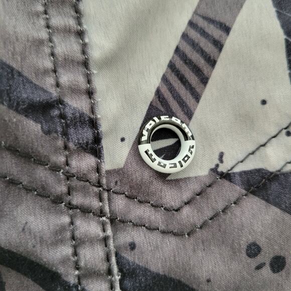 Volcom Board Shorts Men's Size 31 Swim Trunks Black Green Graphic 10" inseem - Picture 4 of 9